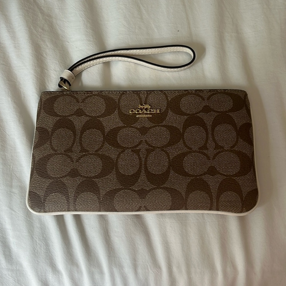 Large Corner Zip Wristlet In Signature Canvas